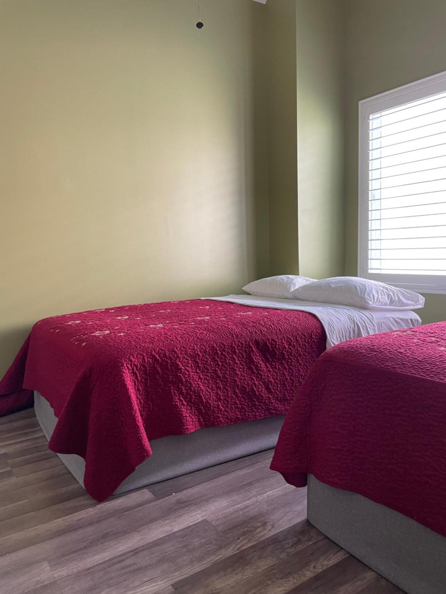 Séjour chez l'habitant Private Large La Bedroom W Private Full Bathroom Or Half-bathroom - Tv - Ac - Wifi - Private Fridge Near Usc - Exposition Park - Usc Memorial Coliseum - Banc Of California Bmo Stadium - Downtown Angeles Dtla - Of Southern California Us Los Angeles