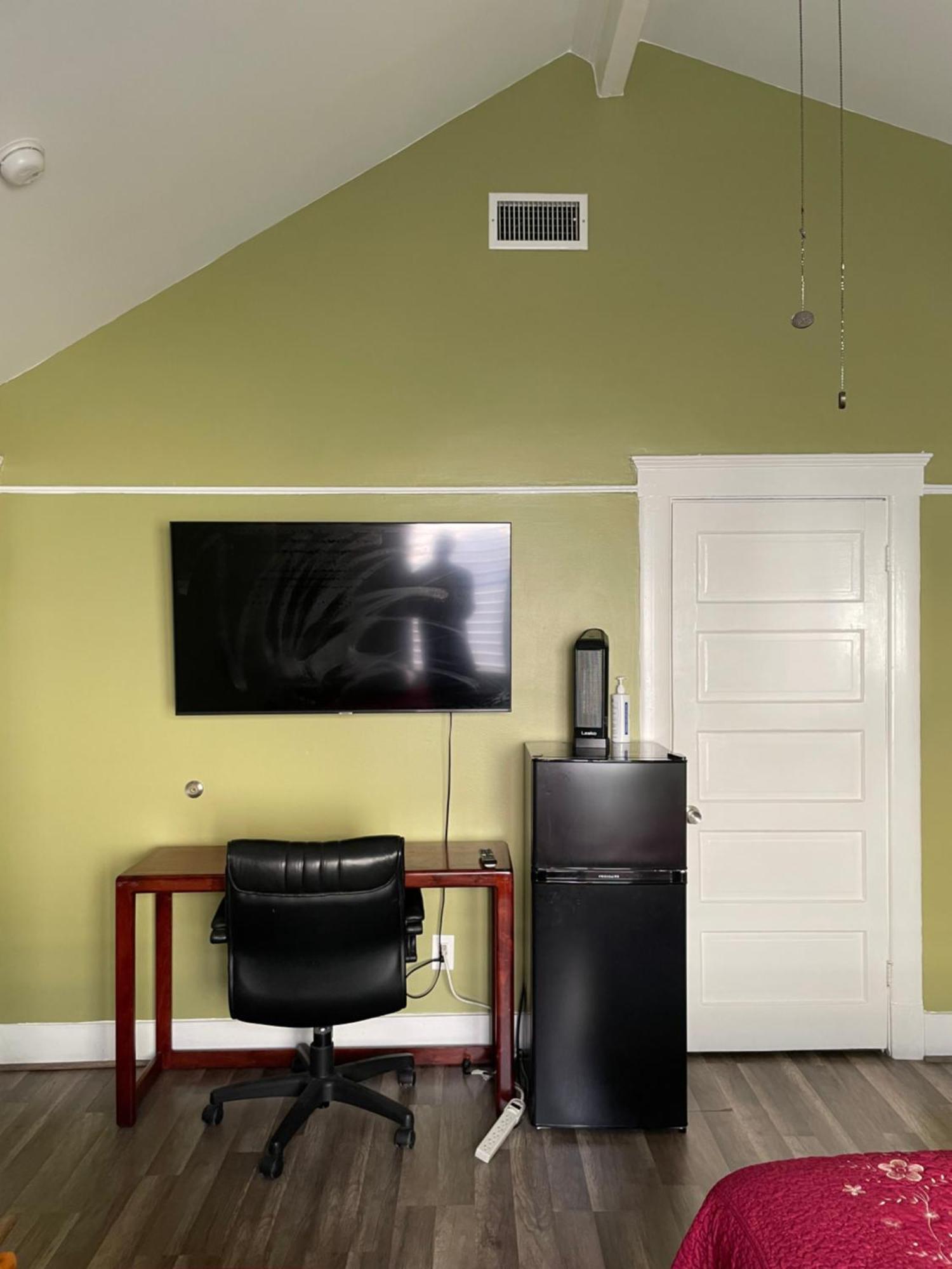 Private Large La Bedroom W Private Full Bathroom Or Half-bathroom - Tv - Ac - Wifi - Private Fridge Near Usc - Exposition Park - Usc Memorial Coliseum - Banc Of California Bmo Stadium - Downtown Angeles Dtla - Of Southern California Us * Los Angeles