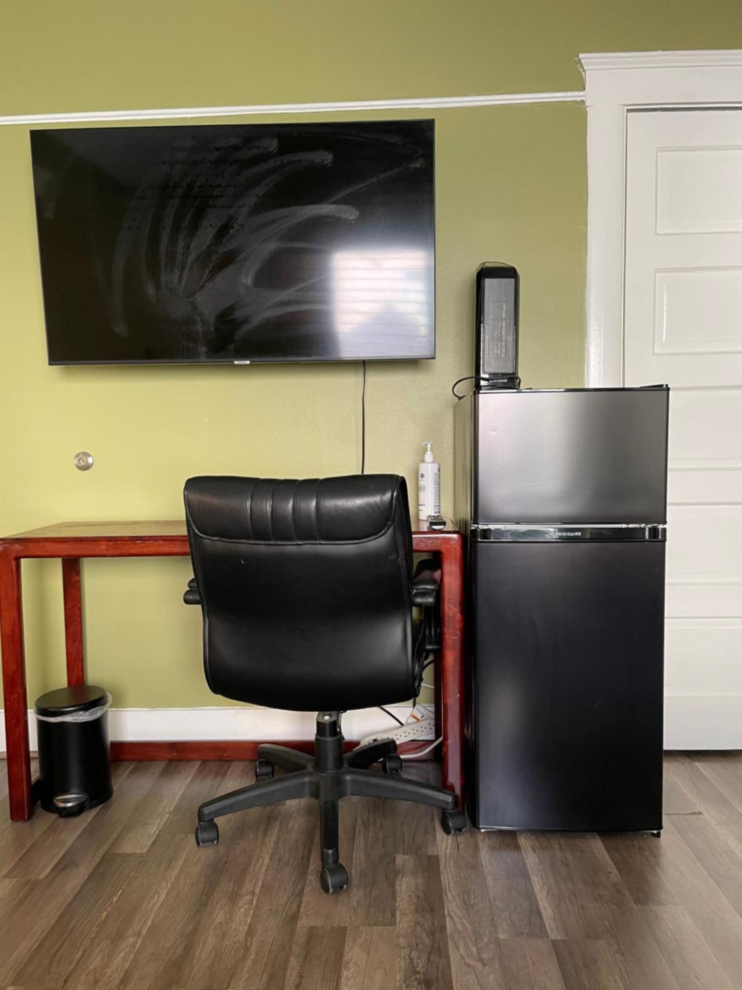 Private Large La Bedroom W Private Full Bathroom Or Half-bathroom - Tv - Ac - Wifi - Private Fridge Near Usc - Exposition Park - Usc Memorial Coliseum - Banc Of California Bmo Stadium - Downtown Angeles Dtla - Of Southern California Us
