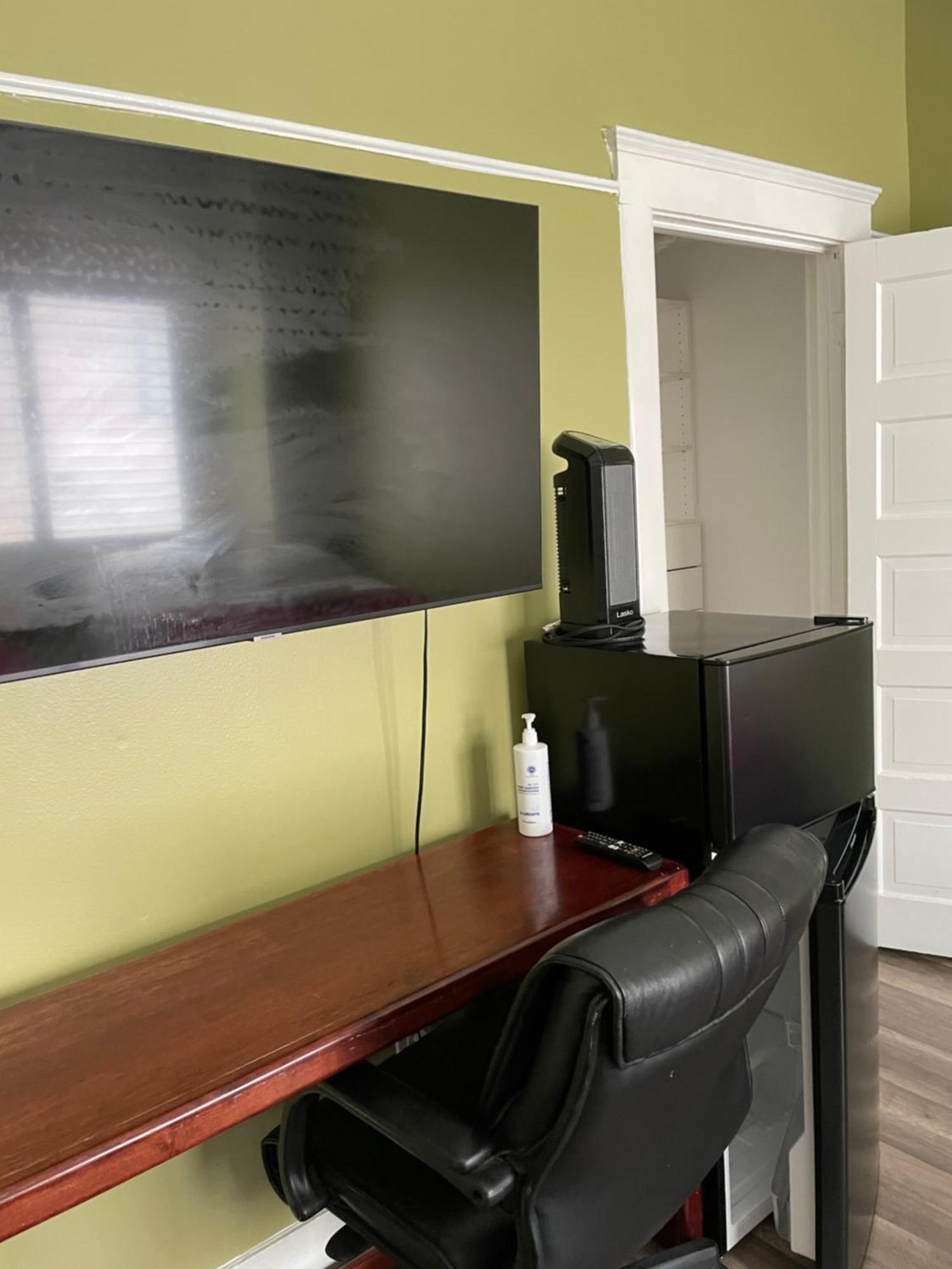 Private Large La Bedroom W Private Full Bathroom Or Half-bathroom - Tv - Ac - Wifi - Private Fridge Near Usc - Exposition Park - Usc Memorial Coliseum - Banc Of California Bmo Stadium - Downtown Angeles Dtla - Of Southern California Us Séjour chez l'habitant