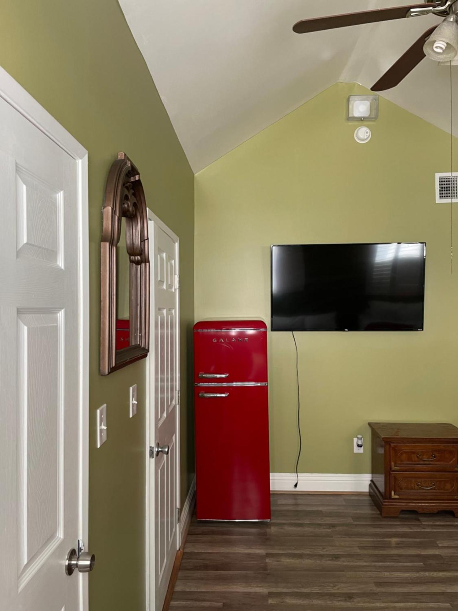 Private Large La Bedroom W Private Full Bathroom Or Half-bathroom - Tv - Ac - Wifi - Private Fridge Near Usc - Exposition Park - Usc Memorial Coliseum - Banc Of California Bmo Stadium - Downtown Angeles Dtla - Of Southern California Us Los Angeles